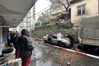 Kağıthane’de bahçe duvarı aracın üzerine devrildi
