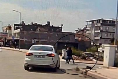 Kaldırımda yürüyen kadının boynundaki kolyeyi çalarak kaçtı