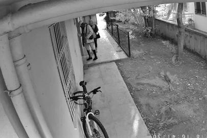 Kamera ve ziynet eşyası çaldılar, güvenlik kameralarından yakayı ele verdiler