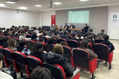 Kamu ve sektör temsilcileri tecrübelerini öğrencilerle paylaştı