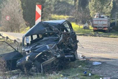 Kamyonla çarpışan otomobil demir yığınına döndü: 1 ölü, 5 yaralı