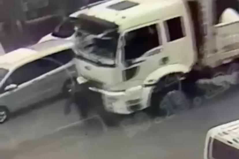 Kamyonun çarptığı yaşlı adam ağır yaralandı