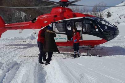 Kar engeli ambulans helikopterle aşıldı