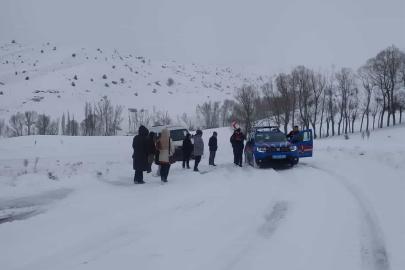 Kar yolları kapattı, öğretmenler yolda kaldı
