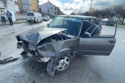 Karaman’da güvenlik kamerasına yansıyan kazada 2 kişi yaralandı