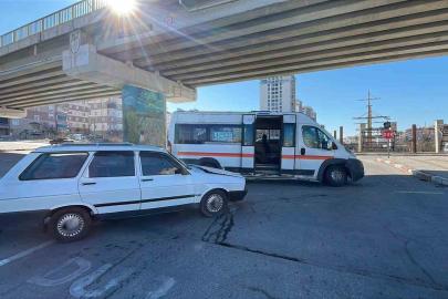 Karaman’da yolcu minibüsü ile otomobil çarpıştı: 2 yaralı