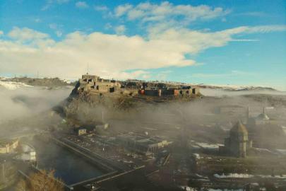 Kars Kalesi sis bulutları arasında kayboldu