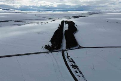 Kars’ta bahar ortasında kış manzarası: Benliahmet İstasyonu beyaza büründü