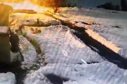 Kars’ta kurt sürüsünü kürekle kovalayan vatandaş kamerada