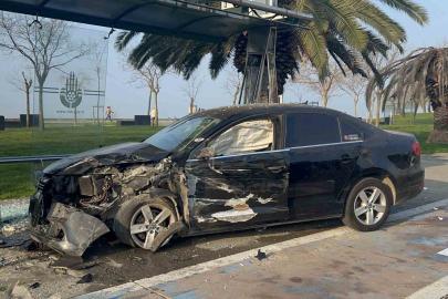 Kartal’da hafriyat kamyonuna çarpan araç durağa daldı: 2 yaralı