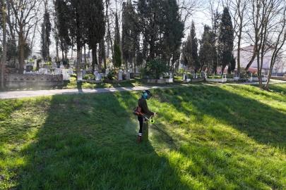 Kartepe’de bayram öncesi mezarlıklarda temizlik çalışması