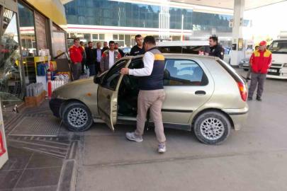 Kasiyerle tartışan sürücü aracıyla istasyona daldı