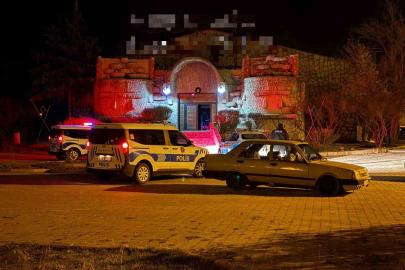 Kavgayı ayırmaya çalışan gece kulübü çalışan bıçaklandı