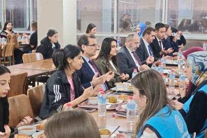 Kaymakam Güldoğan, üniversiteli öğrencilerle iftar yaptı