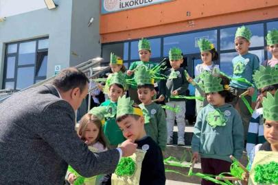 Kaymakam Pelvan öğrencilerle fidan dikti