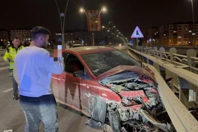 Kayseri’de karşı yola geçen otomobil bariyerlere çarptı