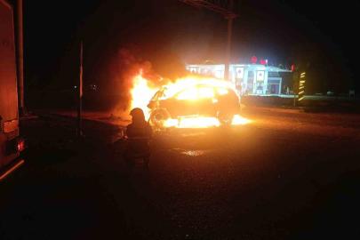 Kaza yapan araç alevlere teslim oldu