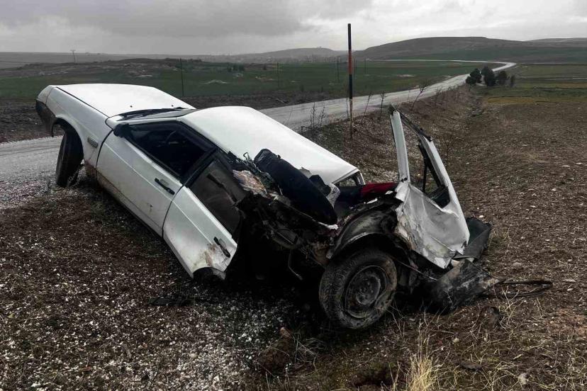 Kazada ikiye bölünen otomobil sürücüsü yaralandı