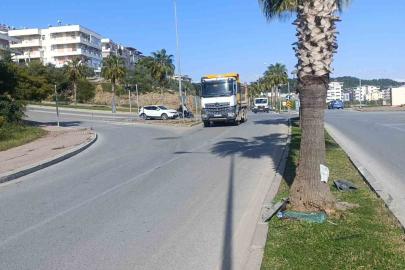 Kazaya karışan otomobilin palmiyeye çarpma anı kamerada