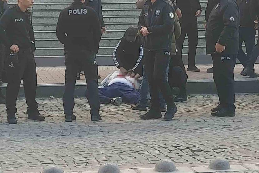 Kendisine istismarda bulunduğunu iddia ettiği şahsı adliye önünde kalbinden bıçakladı