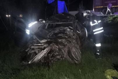 Kırıkhan’da hurdaya dönen otomobilin sürücüsü yaralandı