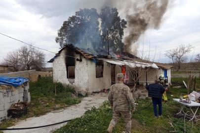 Kırıkhan’da müstakil ev alevlere teslim oldu