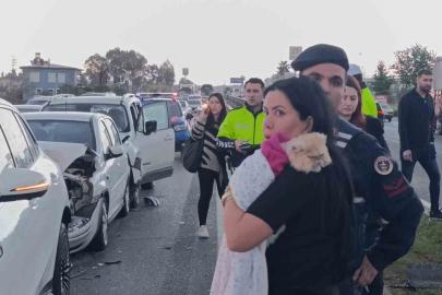 Kırmızı ışıkta bekleyen araçlara çarpıp olay yerinden ayrıldı: 4 yaralı