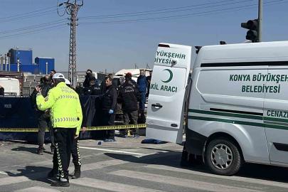 Kırmızı ışıkta bekleyen hafif ticari araca motosiklet çarptı: 1 ölü