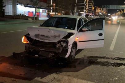 Kırmızı ışıkta bekleyen otomobile arkadan çarptı: 1 yaralı