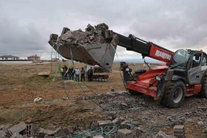 Kırşehir’de briket yüklü kamyon yan yattı