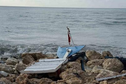 Kıyıya yanaşmak istedikleri tekne kayalıklara çarpıp paramparça oldu