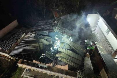 Kocaeli’de 2 katlı evin çatısı alevlere teslim oldu