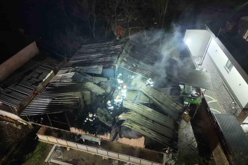 Kocaeli’de 2 katlı evin çatısı alevlere teslim oldu