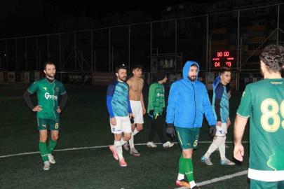 Kocaeli’de rakipleri gol atsın diye yere yatan futbolcuların savunmaları alındı