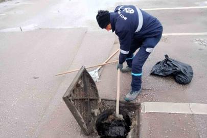 Kocaeli’de su baskınlarına karşı mazgal ve menfez temizliği aralıksız sürüyor