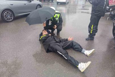 Komiserden örnek davranış, yaralı kuryenin başından ayrılmadı