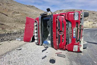 Kömür yüklü tır devrildi 1 kişi yaralandı