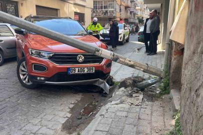 Kontrolden çıkan otomobil aydınlatma direğini devirdi