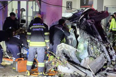 Kontrolden çıkan otomobil iş yerine girdi: 3 yaralı