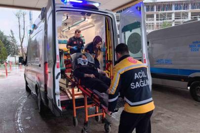 Kontrolden çıkan otomobil istinat duvarına çarptı: 4 yaralı