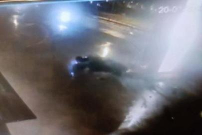 Kontrolden çıkan otomobil reklam panosuna çarptı: 1 ölü, 2 yaralı