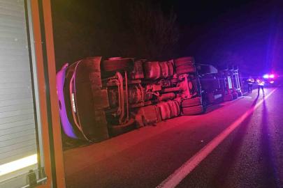 Kontrolden çıkan tır devrildi, şans eseri yaralanan olmadı