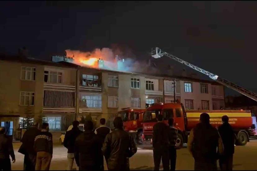 Konya’da 3 katlı apartmanın çatısında yangın paniği
