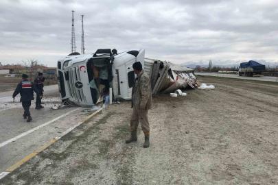 Konya’da iplik yüklü tır devrildi: 1 yaralı