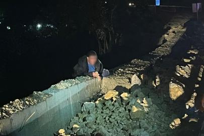 Köprüden atlamak isteyen şahıs 4 saat sonra ikna edilebildi