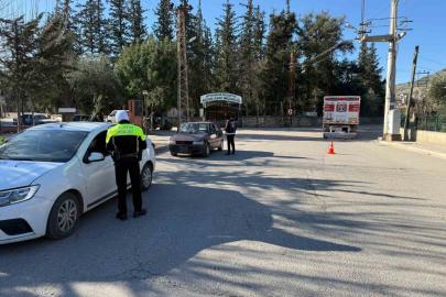 Kozan’da 10 araç ve 4 motosiklet trafikten men edildi