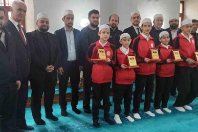 Küçük hafızlar plaket ile ödüllendirildiler