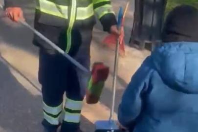 Küçük oğluyla birlikte çalışan temizlik işçisi duygulandırdı