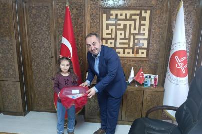 Kumbaradaki harçlıklarını ihtiyaç sahibi ailelere bağışladılar