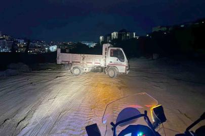 Kuşadası’nda kaçak moloz dökerken suçüstü yakalanan kamyonet sürücüsüne ceza